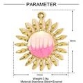 Detalle del colgante de sol dorado con esmalte rosa y medidas de 34mm mostradas - Estilo Sol Degradado Rosa Blanco (YE1173-2)