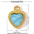 Vue macro d'un pendentif cœur doré avec pierre de marbre bleu et dimensions - Cœur Doré Pierre Bleue Texturée (YE1289)