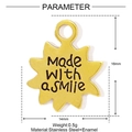 Détail du pendentif soleil doré en acier inoxydable avec émail et texte gravé dessus - Étoile Dorée Made with a smile (YE1293)