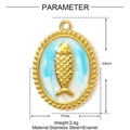 Detaillierte Makroansicht eines ovalen goldenen Edelstahl-Anhängers mit blauem Emaille-Fisch - Blau-Weißer Fisch Ovaler Stil (YE1468-3)