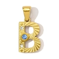 Détail du pendentif lettre B dorée avec pierre bleue et relief à rayons de soleil - Style B (YF366-B)