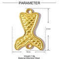 Gedetailleerde weergave van een gouden vissenstaart hanger in gepolijst roestvrij staal - Visstaart met Schubbenpatroon (XF764)