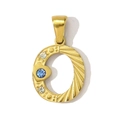 Nahaufnahme des goldenen Buchstaben O Anhängers mit blauem Kristall und Gravuren - Stil O (YF366-O)