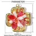 Makro-Detail des 31mm Edelstahl-Blumenanhängers mit roten Glasperlen und Perlen - Kreuzblumenstil - Rot Und Weiß
