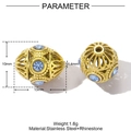 Makro-Detail einer goldenen Hohlperle mit blauem Strassstein für DIY-Schmuck - Blaue Strass-Hohlperle (YF396-2)