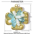 Detailansicht eines Blumenanhängers mit blauen Glasperlen und Perle auf Edelstahl - Kreuzblumenstil - Blau Und Weiß