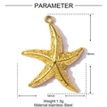 Detailweergave van een goudkleurige roestvrijstalen zeester hanger met textuurafwerking - Gouden Zeester (YF668-1)