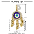 Dettaglio macro del ciondolo acchiappasogni Malocchio con piume d'oro e zirconi - Stile Acchiappasogni con Occhio Blu e Giallo (YF754-2)