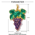 Makro-Detail des lila Traubenanhängers mit grünem Emaille und vergoldetem Edelstahl - Violette Traube (YF773-2)