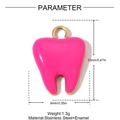 Dettaglio di un ciondolo a dente in smalto rosa in acciaio inox con misura 12 mm - Stile Dente Rosa (YH1496-2)