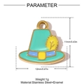 Dettaglio del ciondolo a cappello in smalto verde e acciaio dorato con dimensioni - Stile Cappello Verde Lago (YH1497-2)