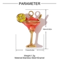 Detalle de un colgante con forma de copa de cóctel en acero inoxidable dorado y esmalte - Vaso de Cóctel Rojo (YH1500-2)