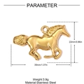 Detalle del colgante de caballo en acero dorado con dimensiones 35mm x 22mm y peso de 3,9g - Forma de Caballo Corriendo (YH1608-2)
