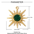Dettaglio del ciondolo a sole dorato con pietra verde e dimensioni di 27mm x 25mm - Oro-Radianza Solare (YH1635-2)