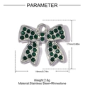 Dettaglio macro del ciondolo a fiocco in acciaio inossidabile con strass verdi e dimensioni 19x17mm - Stile Fiocco Strass Verde Argento (YH1639-3)