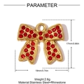Dettaglio del ciondolo a fiocco con strass rossi e dimensioni 17x19mm in acciaio - Stile Fiocco Strass Rosso Oro (YH1639-5)