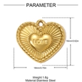 Détail d'un pendentif coeur doré de 16mm avec texte LOVE et bordure à motifs rayons - Cœur-Lettre LOVE (YH1688)