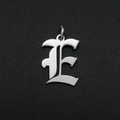 Detailopname van een gotische letter E hanger van gepolijst roestvrij staal - Letter E