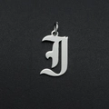Gedetailleerd macro-aanzicht van een zilveren gotische letter J hanger van roestvrij staal - Letter I