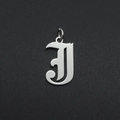 Detailweergave van de gotische letter J hanger van zilverkleurig roestvrij staal voor DIY - Letter J