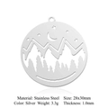 Vue macro du pendentif en acier inoxydable avec détails gravés de montagnes et lune - Style Montagne Étoile Lune (LA888-1x5)