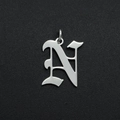Detailopname van gepolijste zilveren roestvrijstalen letter N hanger voor sieraden - Letter N