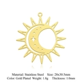 Détail macro du pendentif soleil et lune en acier doré avec spécifications de taille - Style Soleil Lune Combiné (LA901-1x5)