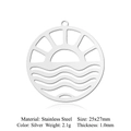 Vue détaillée du pendentif soleil en acier inoxydable argenté avec ses dimensions - Style Vagues de Soleil (LA912-1x5)