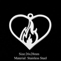 Vue macro du pendentif coeur flamme en acier inoxydable 26x28mm ajouré - Style Flamme de Coeur Argenté (LA301-1)
