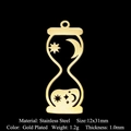 Vista detallada del colgante de reloj de arena en acero dorado con calados de luna y estrellas - Estilo Reloj de Arena Dorado (LA698-2x5)
