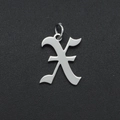 Macro-opname van gotische roestvrijstalen letter X hanger voor DIY sieraden in zilver - Letter X