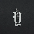 Macro detail van de gotische Y-letter hanger in gepolijst roestvrij staal met ring - Letter Y