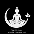 Dettaglio di un ciondolo da meditazione in acciaio inox 38x45mm con design a mezzaluna - Stile Meditazione Luna (LA331-1)