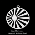 Vue macro du pendentif soleil 28x31mm en acier inoxydable au design radial évidé - Style Rayonnement Solaire Argenté (LA303-1)