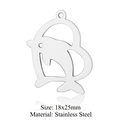 Vue macro détaillée du pendentif dauphin en forme de cœur en acier inoxydable poli - Lien Coeur Dauphin Argenté (JN371-1x5)