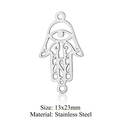 Dettaglio macro del ciondolo Mano di Fatima in acciaio con occhio greco e 13x23mm di misura - Stile Mano di Fatima Argento (T652-1)