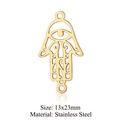 Dettaglio del ciondolo Mano di Fatima 13x23mm in acciaio inossidabile dorato traforato - Stile Mano di Fatima Oro (T652-2)