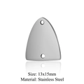 Dettaglio macro del ciondolo a triangolo in acciaio inox 13x15mm con fori per gioielli DIY - Stile Triangolo d'Argento (LA386-1)