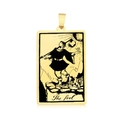 Detailopname van de gouden tarotkaart hanger De Dwaas gemaakt van roestvrij staal - De Dwaas (LA460-2)