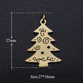 Détail d'un pendentif sapin de Noël doré en acier de 27x18mm avec découpes d'étoiles - Style Sapin de Noël Doré (JA338-2)