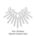 Détail de gravure des phases de lune sur pendentif soleil en acier, taille 24x36mm - Phase de Soleil Lune Argentée (LA411-1)