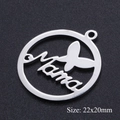 Détail macro du pendentif Mama en acier argenté avec papillon mesurant 22x20mm - Papillon Mama Argenté (T973-1)
