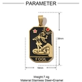 Detailansicht des Tarot-Anhängers Der Narr aus goldfarbenem Stahl und Emaille mit Maßen - FOOL