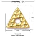 Vue macro d'un pendentif triangulaire en acier doré avec une texture en losange - Triangle à Carreaux (XF169)