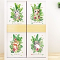 Dettaglio di quattro adesivi murali gatto carino con piante tropicali e frasi motivanti - Foglia Verde Gatto Coniglio in Vaso HT94017