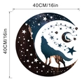 Détail d'un sticker mural rond de 40 cm avec motif loup hurlant à la lune étoilée - Loup de Lune Étoilé / Emballé en Sachet