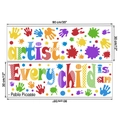 Detalle de vinilos infantiles de huellas de manos con cita Every Child is an Artist - 30x90cm