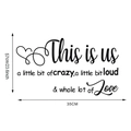Dettaglio dell'adesivo murale in vinile This Is Us con cuore artistico e misure 57cm x 35cm - 35x60cm