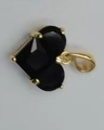 Élégant pendentif en forme de cœur avec pierres en verre noir et sertissage à griffes dorées - Or-Noir