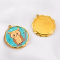 Anhänger Eule aus 304 Edelstahl mit Emaille und gehämmerter goldener Rückseite - 23x25mm / Braungelbe Eule